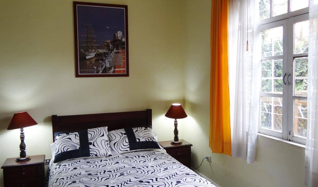 The Yellow House Quito Exterior photo
