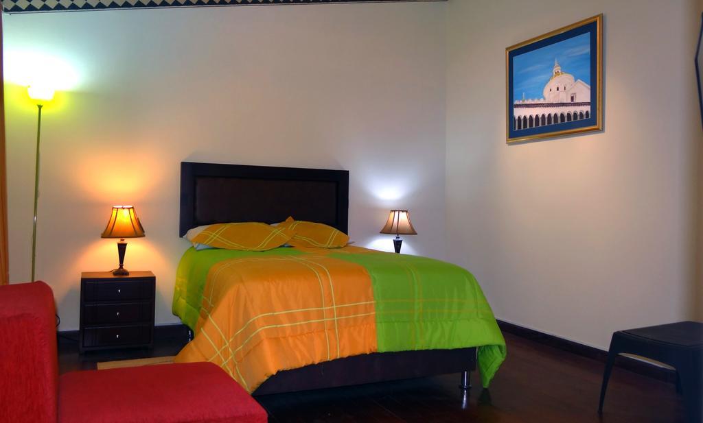 The Yellow House Hotel Quito Room photo