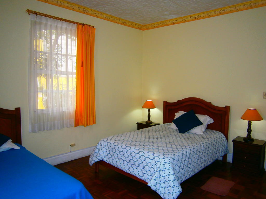 The Yellow House Hotel Quito Room photo