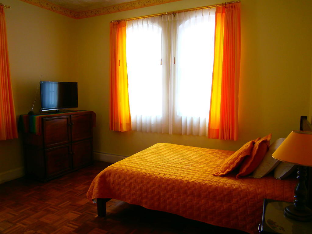 The Yellow House Quito Room photo