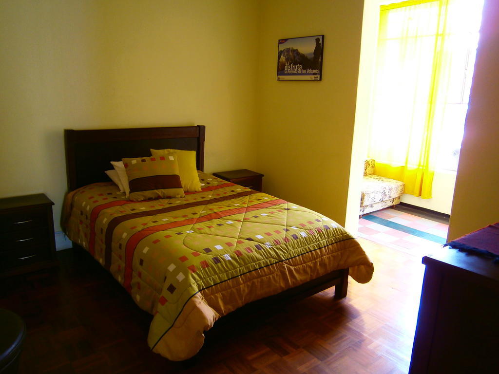 The Yellow House Hotel Quito Room photo